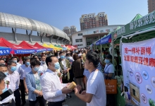 市长亲临展会,购买塞上松产品